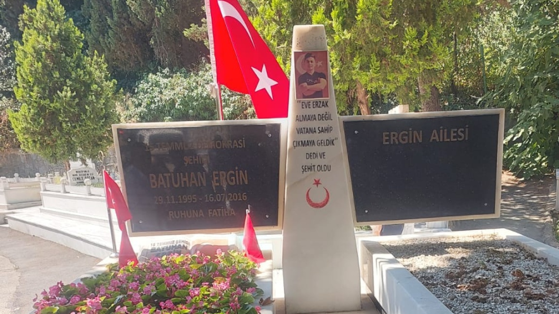 15 temmuz Şehidimiz Batuhan Ergin'i mezarı başında ziyarette bulunduk. Tüm şehitlerimizi rahmetle anıyor ailelerine sabırlar diliyoruz.